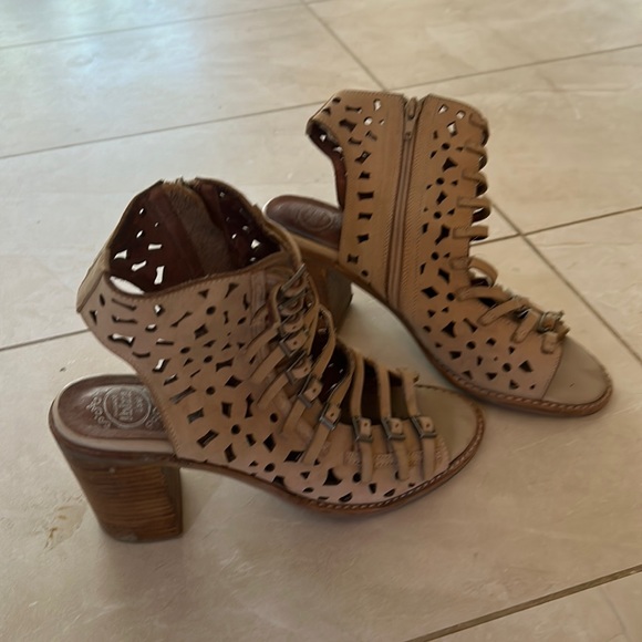 Barely worn Jeffrey Campbell Houdini heels - Picture 2 of 5